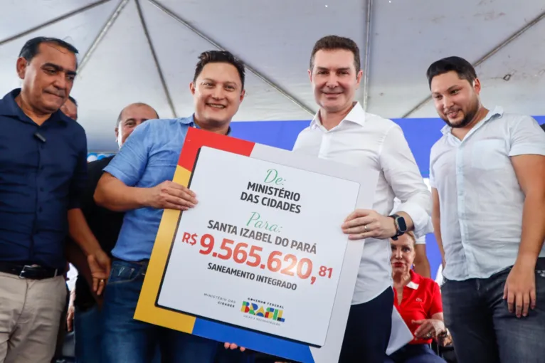 Evandro Watanabe e Jader Filho seguram placa que simboliza repasse de recursos federais para Santa Izabel do Pará