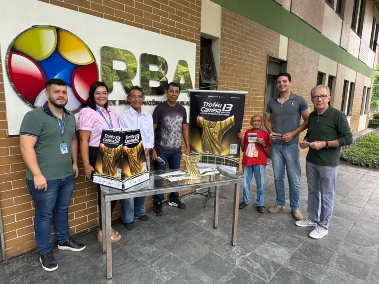 Os jornalistas esportivo do Grupo RBA com os convidados para o evento de instalação da urna de votação