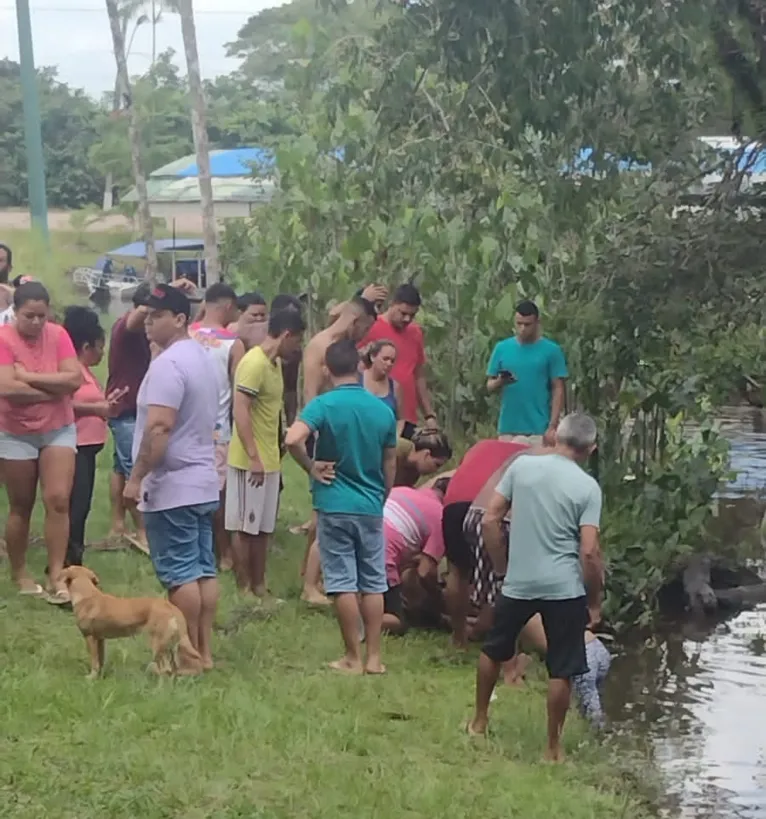 Populares tentaram fazer os primeiros socorros, mas jovem não resistiu