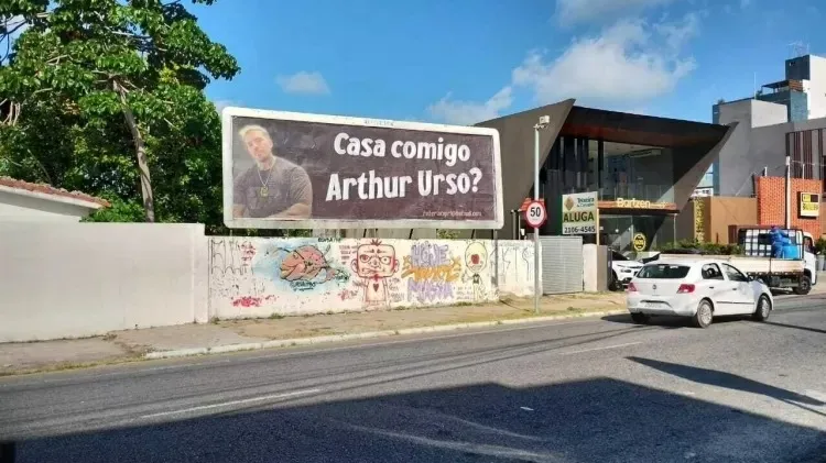 Pedido de casamento em outdoor surpreendeu Arthur O Urso