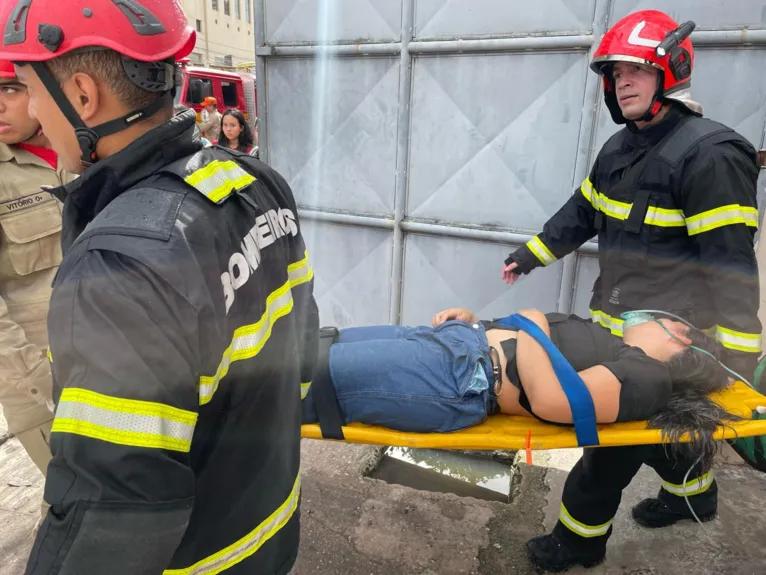 Uma moça é levada pelos Corpo de Bombeiros e Ambulância