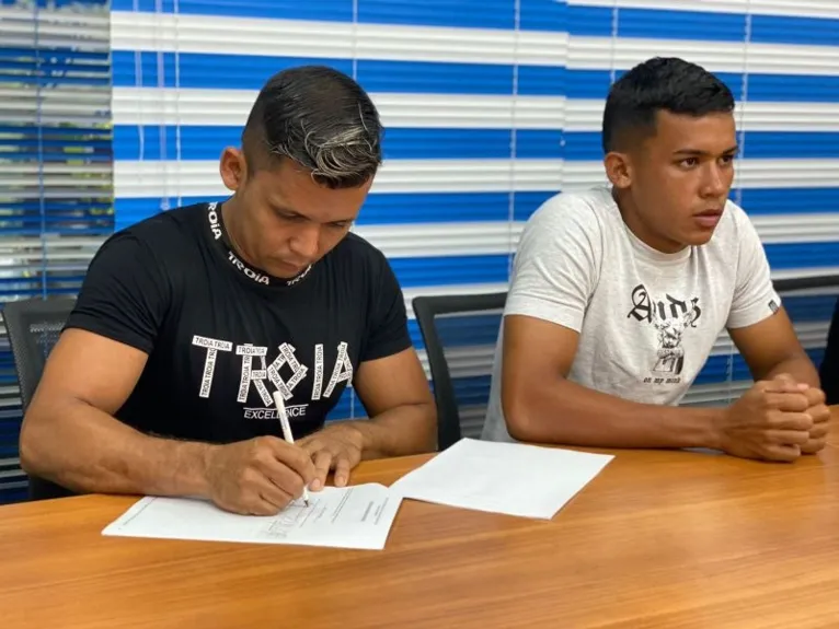 Paysandu assina contrato com três atacantes e um volante
