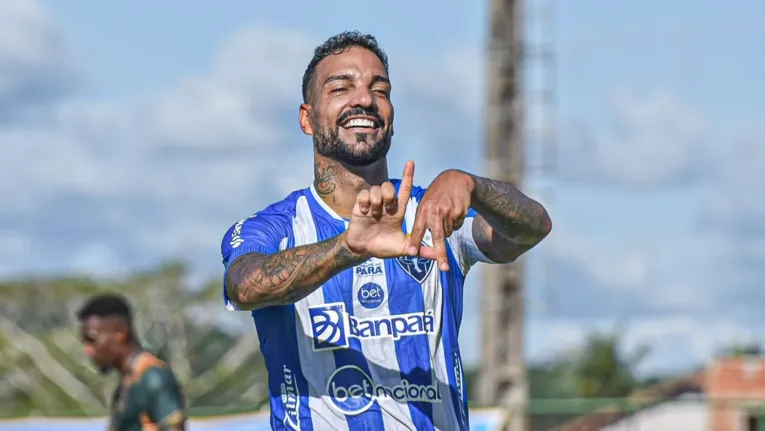 Michel Macedo foi quem chutou para o gol, mas arbitragem disse que foi contra.