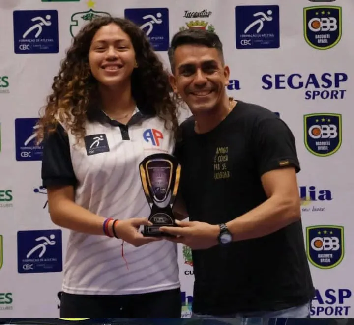 Kemilly Lopes, de 16 anos, atleta da AP premiada como a melhor reboteira da competição.