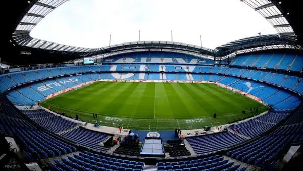 Imagem do City of Manchester Stadium, atualmente conhecido como Etihad Stadium por questões de patrocínio.