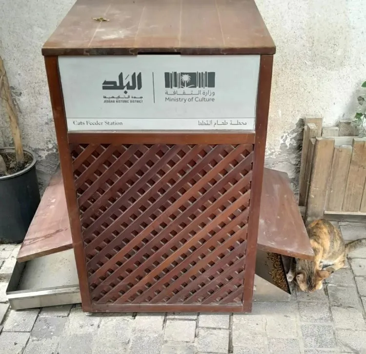 Caixa de ração em uma rua do bairro de Al Balad com o símboilo do Ministério da Cultura saudita.