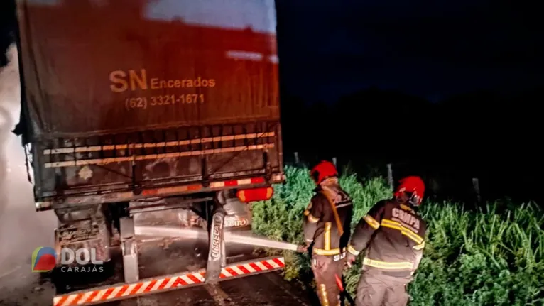 A carreta que ele dirigia estourou um pneu e ele conseguiu controlar o pesado veículo