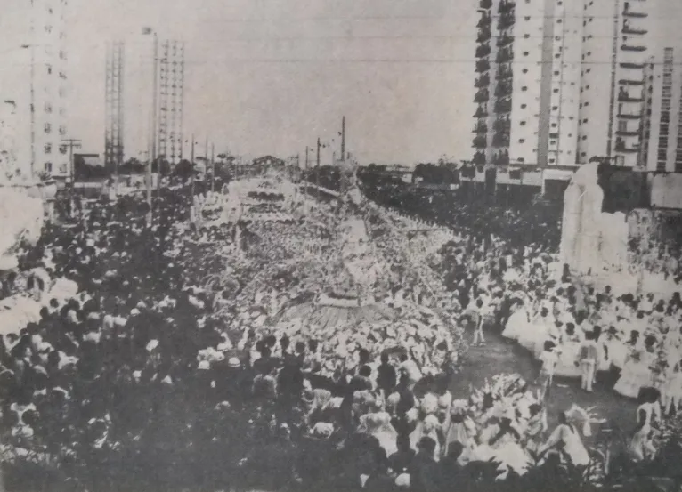 Eu seu auge, o Carnaval de Belém ocorria na avenida Visconde de Souza Franco, a Doca. Na foto, o desfile de Carnaval de 1980