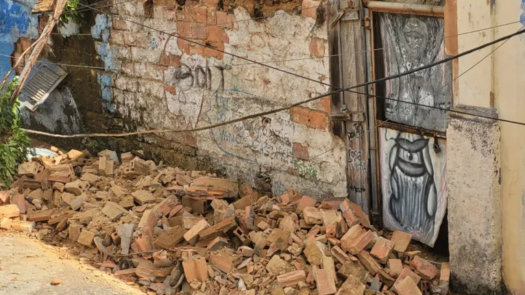 Casa desmorona e atinge carro no comércio de Belém