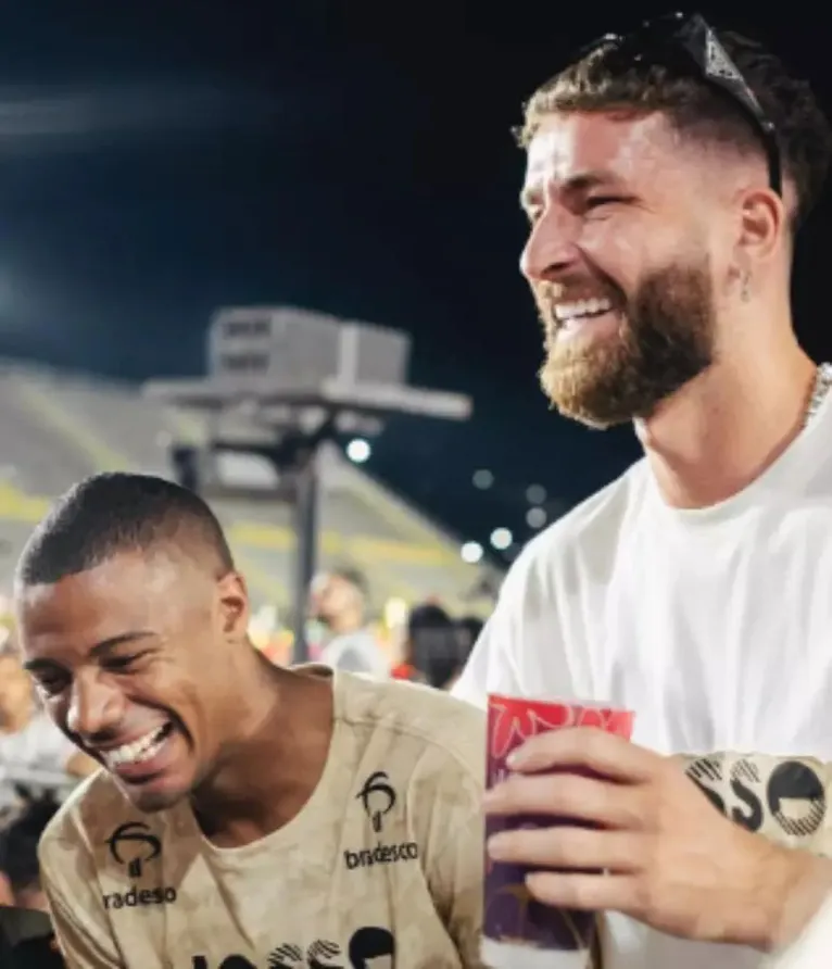 De La Cruz e Léo Pereira se divertem durante os defiles da Série Ouro no Carnaval do Rio.