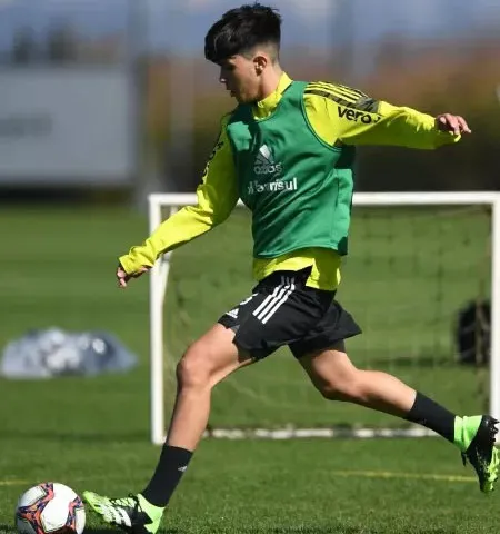 Enzo, filho de Fernandão, disputa a Copinha pelo Internacional.