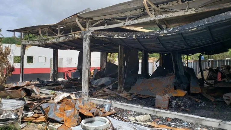 Escombros do Ninho do Urubu após incêndio que ceifou a vida de dez jovens jogadores da base rubro-negra, em 2019.