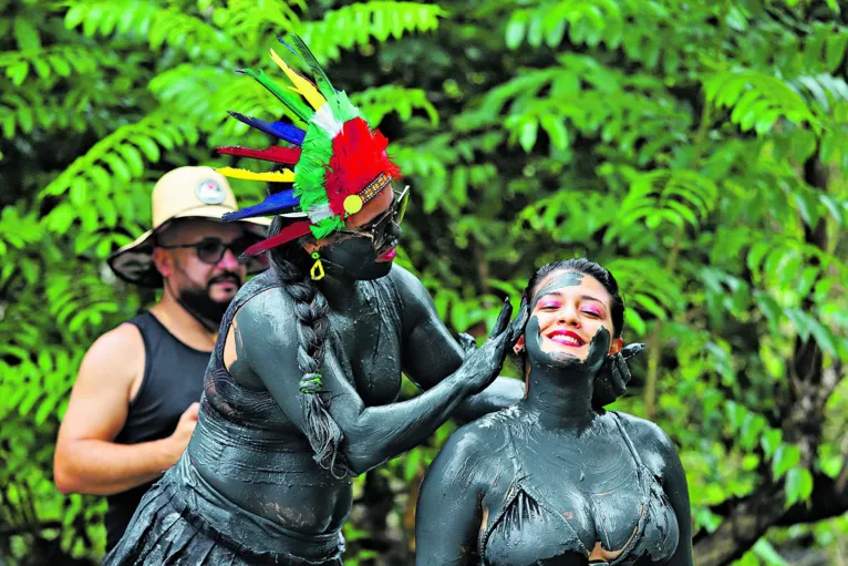 Completando 35 anos, o bloco mantém o tijuco passado na pele como seu “abadá”.
