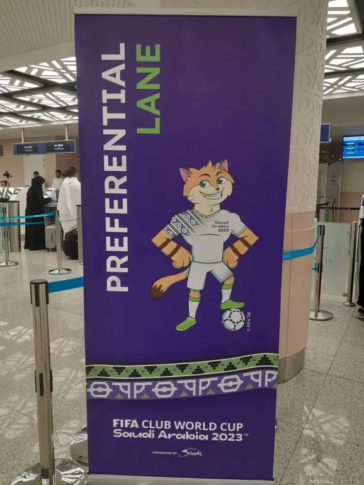 Cartaz com Haddaf, o mascote do Mundial de Clubes 2023, no aeroporto internacional de Jidá.