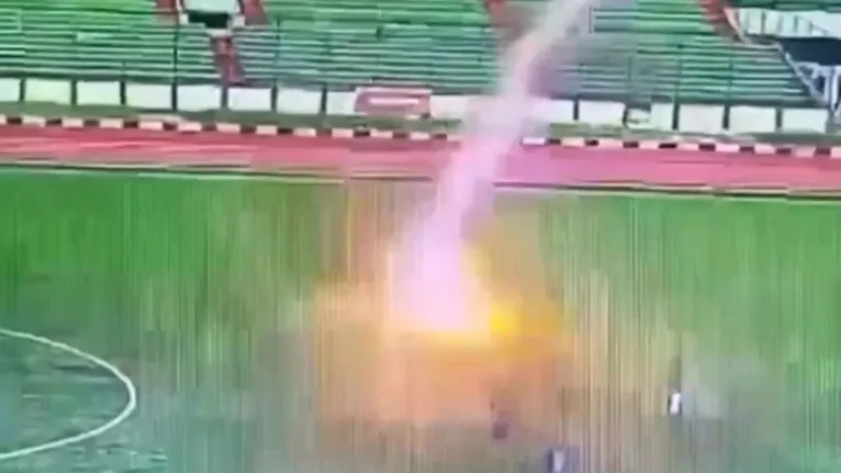 Momento exato em que o raio atinge Septain Raharja durante a partida amistosa, no último sábado (10), na Indonésia.