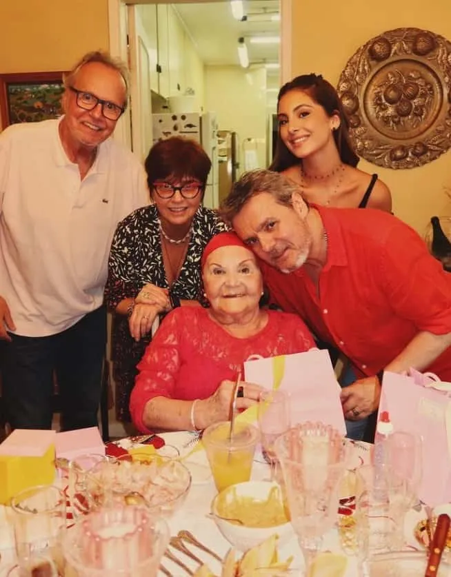 Musa dos anos 80 aparece irreconhecível em foto com família