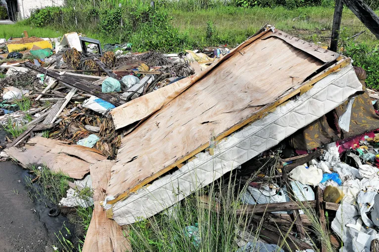 Belém, Pará, Brasil. Cidade. Descarte irregular de lixo na Av. Independência. 26-02-2024. Foto Wagner Santana/diário do Pará.