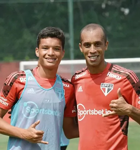 João MIranda e seu pai durante treinamento do time sub-20 do São Paulo, no CT da Barra Funda