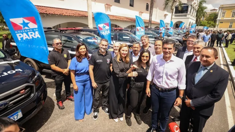 A vice-governadora Hana Ghassan, o governador Helder Barbalho e demais autoridades durante a entrega das viaturas aos policiais civis.