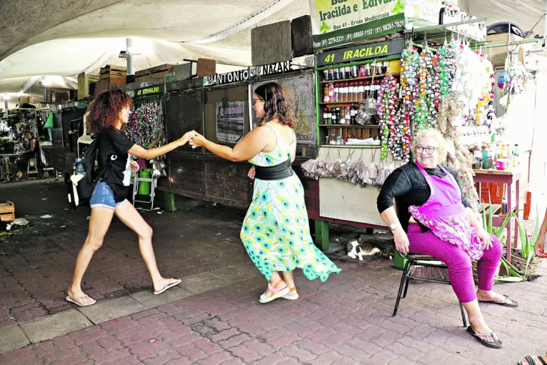 Belém, Pará, Brasil. Cidade. Uma pesquisa recente realizada pelo site Preply apontou o Pará como um dos estados mais festeiro do Brasil, destacando ainda a sua hospitalidade. Na foto, Ketley Souza (Preto), 20 anos, universitária e Adreza Alves, 22 anos, universitária. 26-01-2024. Foto Wagner Santana/Diário do Pará.