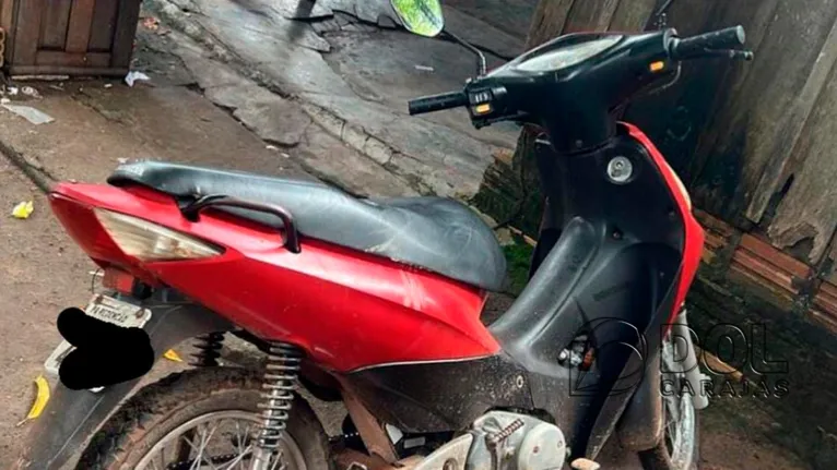 Motocicleta encontrada na casa também foi levada para delegacia