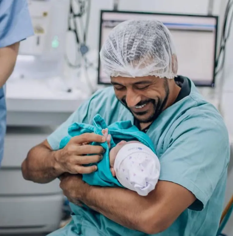 Robinho com a filha nos braços, minutos após o parto.