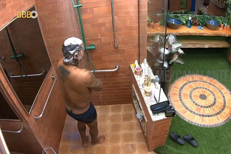 O nude veio! Rodriguinho mostra "menino travesso" no BBB24