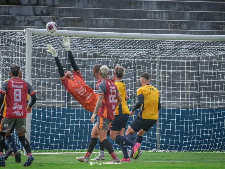 Goleiro do Santa Rosa em boa defesa no amistoso contra o Remo