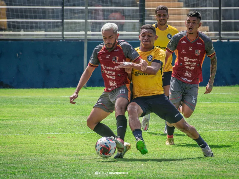 Jogadores de Remo e Santa Rosa em disputa de bola