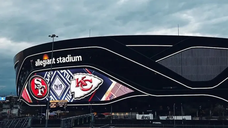 O Allegiant Stadium, em Las Vegas, recebe o Super Bowl LVIII na noite deste domingo (11).
