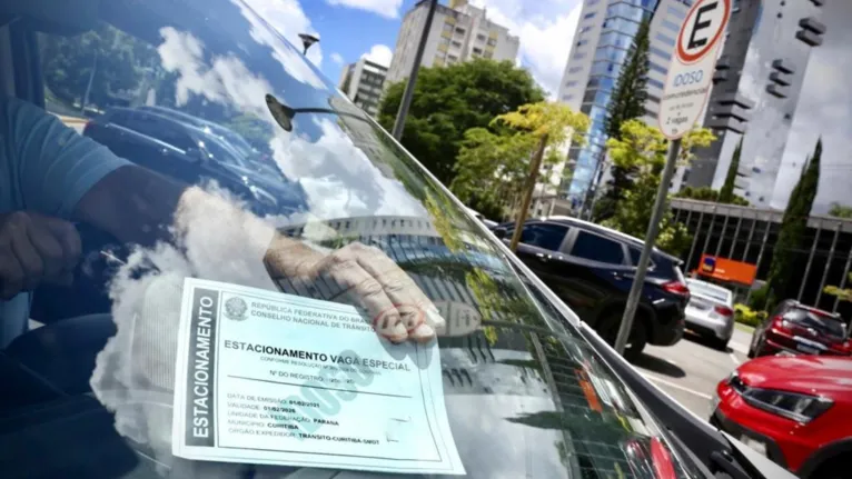 Credencial de estacionamento deve ficar em local visível quando o carro estiver parado em vagas especiais