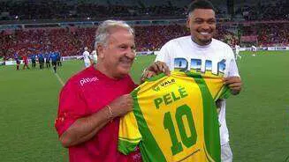 Zico ao lado de Neto de Pelé, com a camisa 10 do Rei do Futebol.