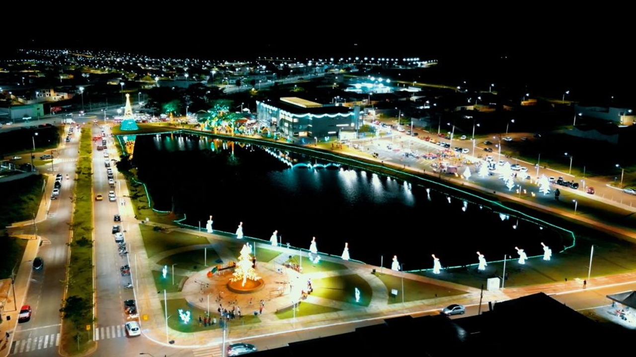 A iluminada Vila de Natal está localizada no lago do Centro Administrativo em Canaã dos Carajás no Pará