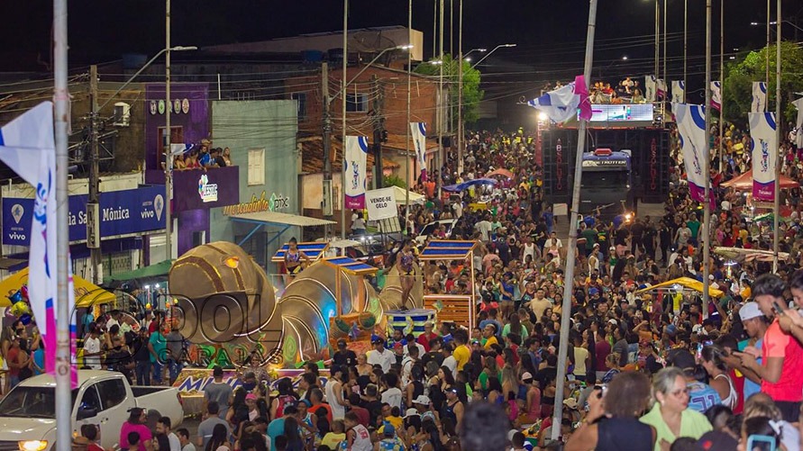 Tradicional bloco Minhocão arrasta multidão em Tucuruí