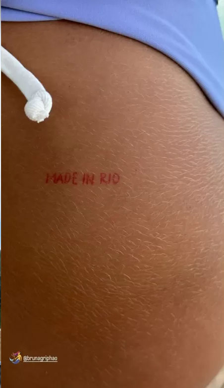 Bruna Griphao mostra tatuagem no bumbum em biquíni cavado