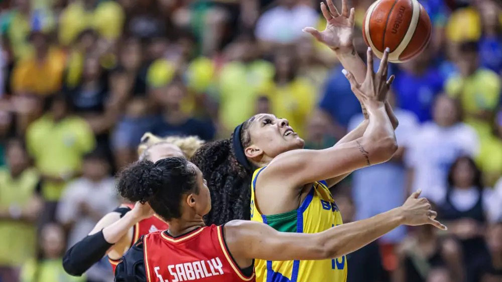 Kamilla disputa rebote no jogo entre Brasil e Alemanha no Pré-Olímpico de Basquete Feminino, em Belém.