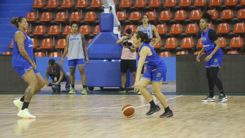 Treino da seleção brasileira feminina de basquete no Mangueirinho.