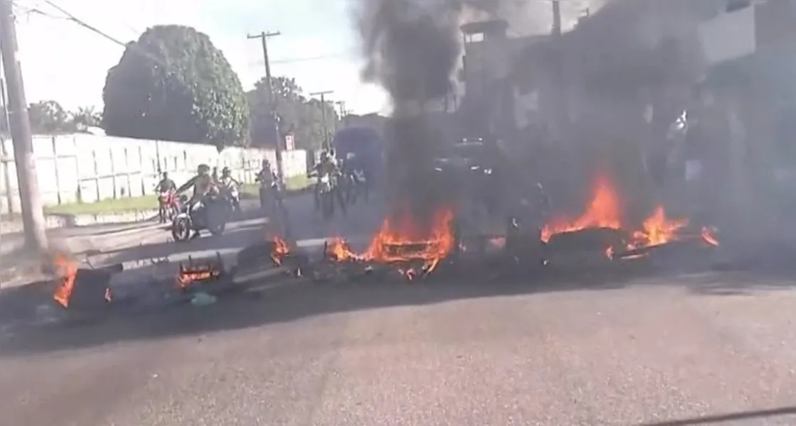 Protesto bloqueia a avenida Arthur Bernardes nas duas pistas