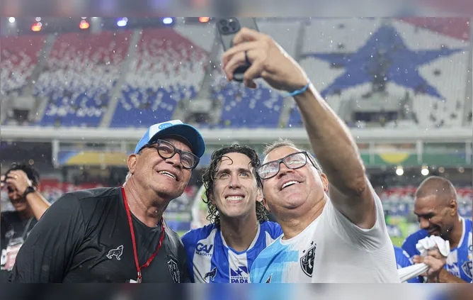 O técnico Hélio dos Anjos e o atacante Nicolas, destaques da campanha invicata do Papão, fazendo uma selfie com o ex-jogador Zé Augusto.