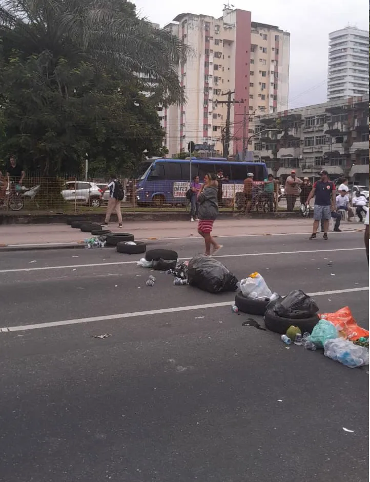 Os manifestantes montaram uma barricada no local.