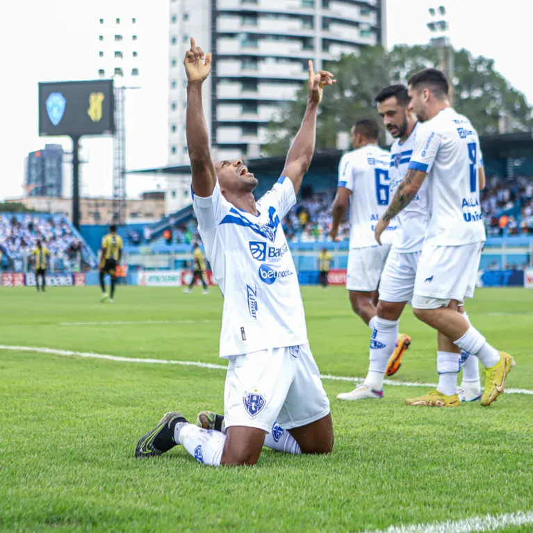 Jean Dias comemora o primeiro gol pelo Papão.