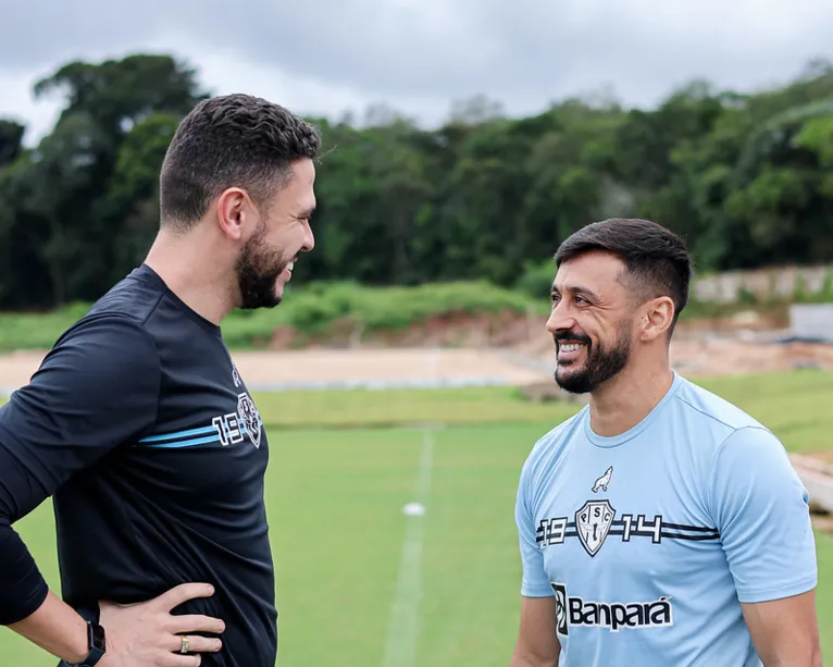 Guilherme dos Anjos é recebido por jogadores do Paysandu