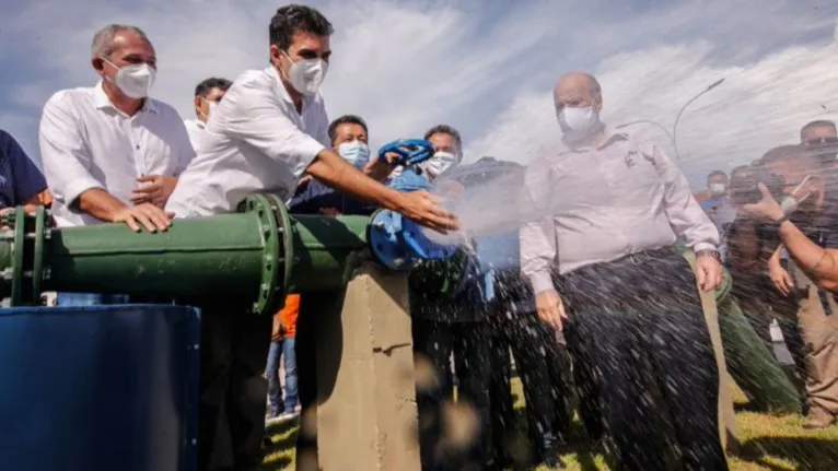 Governador Helder Barbalho durante entrega de sistema de abastecimento em Santarém.