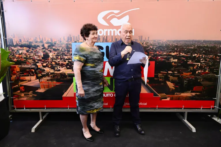 Seu José e Dona Maria em discurso do evento de inauguração da nova loja