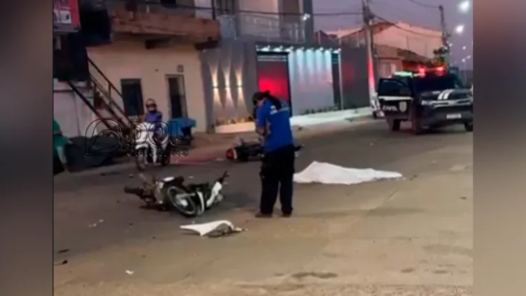 Colisão frontal entre as motocicletas ocorreu na madrugada desta segunda-feira (13)