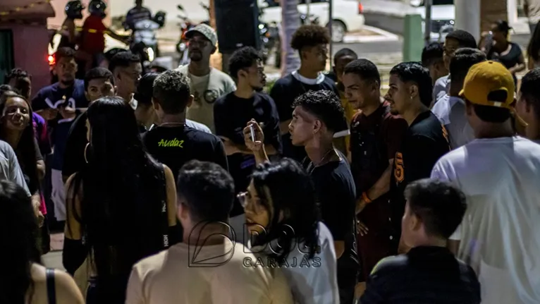 Foram diversos MC’s em duplas que participaram da batalha de rimas em uma "roda"