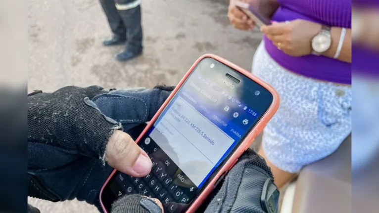 Momento em que agentes do Detran flagra motocicleta com licenciamento vencido