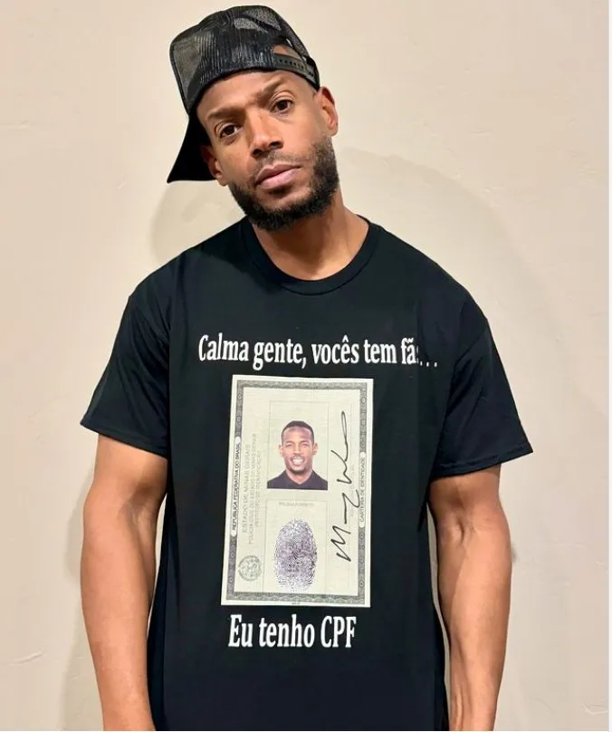 Marlon Wayans confundiu os documentos RG e CPF, mas a ação tá valendo e os fãs gostaram.