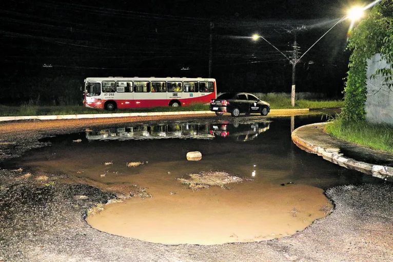 Lixo e buracos, uma rotina sem fim na capital