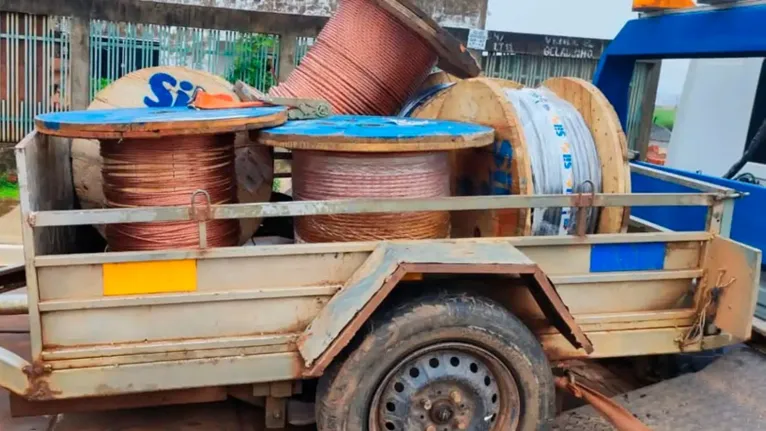 Carretinha atrelada ao veículo, com as nove bobinas de roubadas.